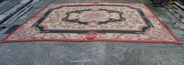 Grand tapis au petit point Louis XV - Louis XVI de style Aubusson