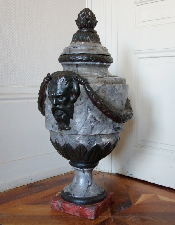 Grande urne couverte, vase d'ornement de style Louis XVI - fonte patinée façon marbre - 79cm