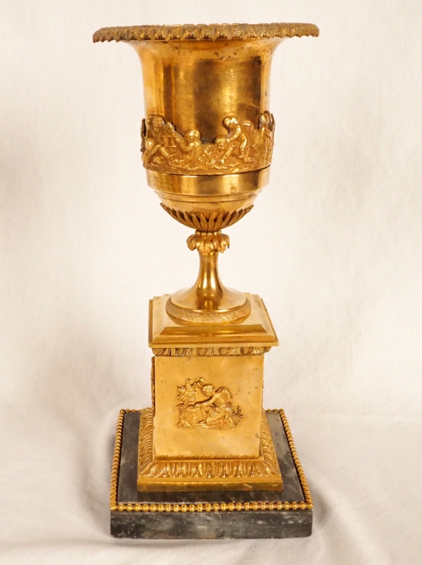 Grand vase d'ornement Directoire en bronze doré d'époque fin XVIIIe ou 1800 - marbre Turquin