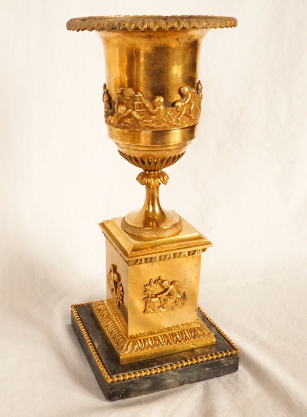 Grand vase d'ornement Directoire en bronze doré d'époque fin XVIIIe ou 1800 - marbre Turquin