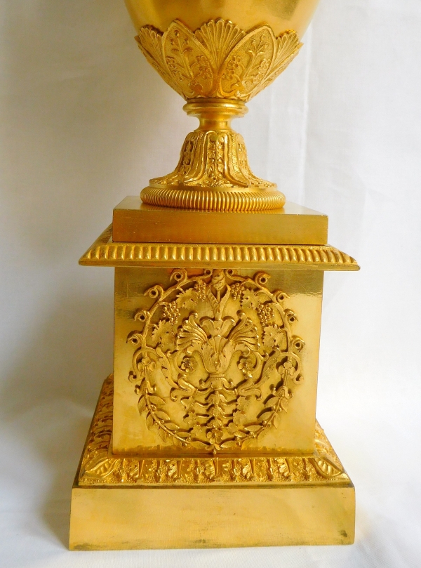 Vase d'ornement en bronze ciselé et doré au mercure - époque Empire Restauration - 1820