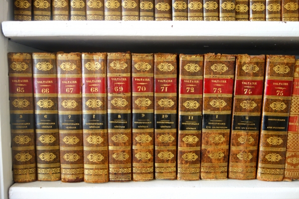 Les Oeuvres complètes de Voltaire en 75 volumes - belle reliure cuir - 1828