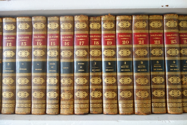 Les Oeuvres complètes de Voltaire en 75 volumes - belle reliure cuir - 1828