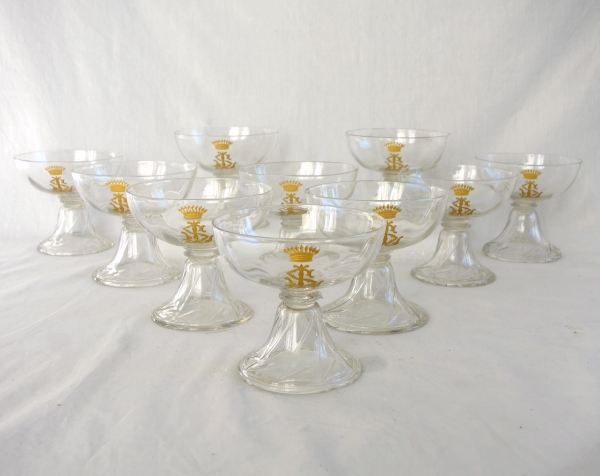 Suite de 10 coupes à champagne en cristal de St Louis uni gravé doré - couronne comtale
