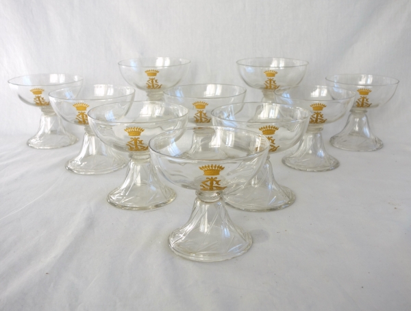 Suite de 10 coupes à champagne en cristal de St Louis uni gravé doré - couronne comtale