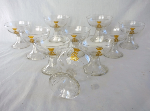 Suite de 10 coupes à champagne en cristal de St Louis uni gravé doré - couronne comtale