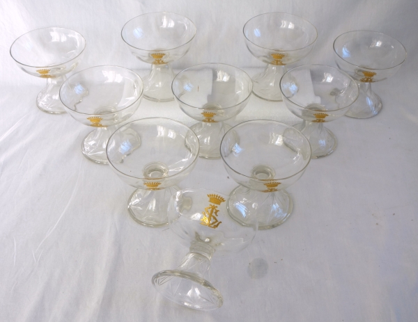 Suite de 10 coupes à champagne en cristal de St Louis uni gravé doré - couronne comtale