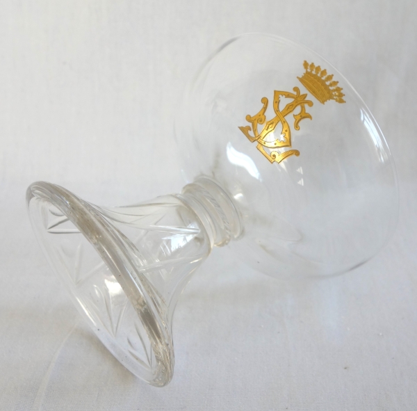 Suite de 10 coupes à champagne en cristal de St Louis uni gravé doré - couronne comtale