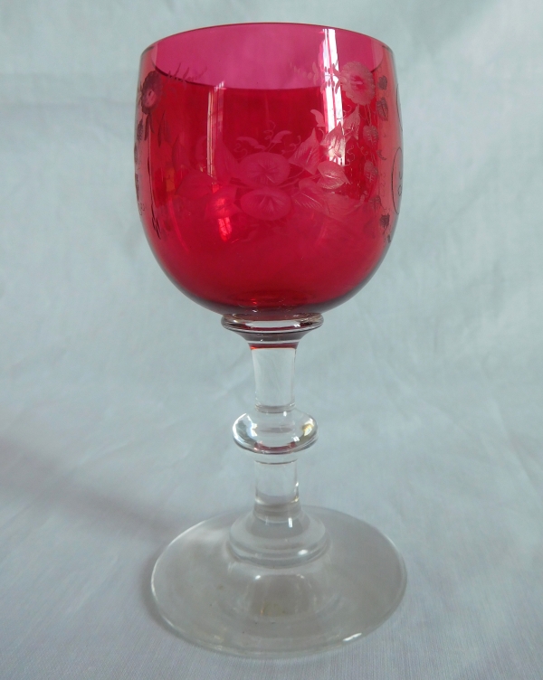 Série de 6 verres à vin du Rhin en cristal de Baccarat overlay rose, décor de chute de fleurs