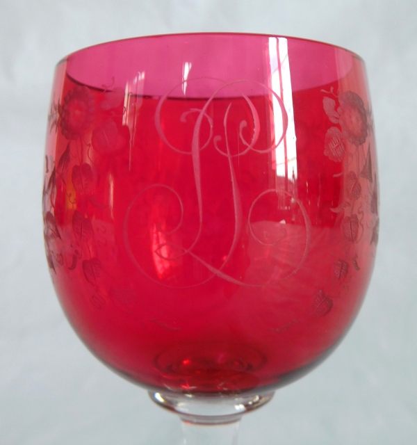 Série de 6 verres à vin du Rhin en cristal de Baccarat overlay rose, décor de chute de fleurs