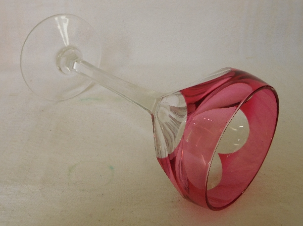 6 verres à vin en cristal de Saint Louis overlay rose, modèle Ampère