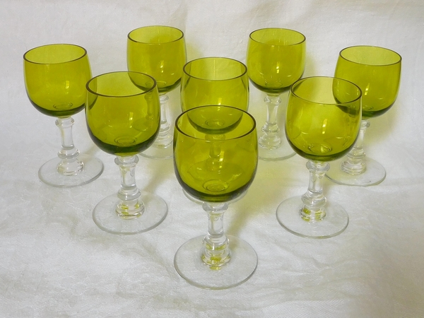 Série de 8 verres à vin cuit en cristal de Baccarat overlay de couleur vert chartreuse