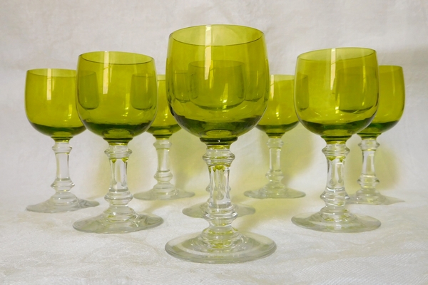 Série de 8 verres à vin cuit en cristal de Baccarat overlay de couleur vert chartreuse