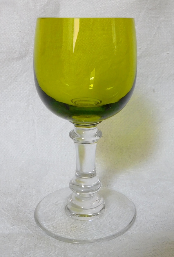 Série de 8 verres à vin cuit en cristal de Baccarat overlay de couleur vert chartreuse