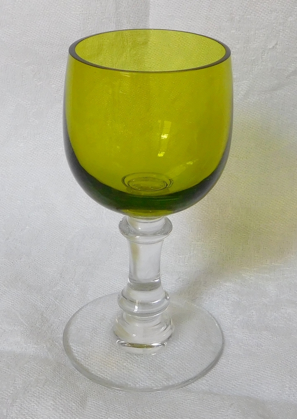 Série de 8 verres à vin cuit en cristal de Baccarat overlay de couleur vert chartreuse