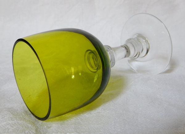 Série de 8 verres à vin cuit en cristal de Baccarat overlay de couleur vert chartreuse