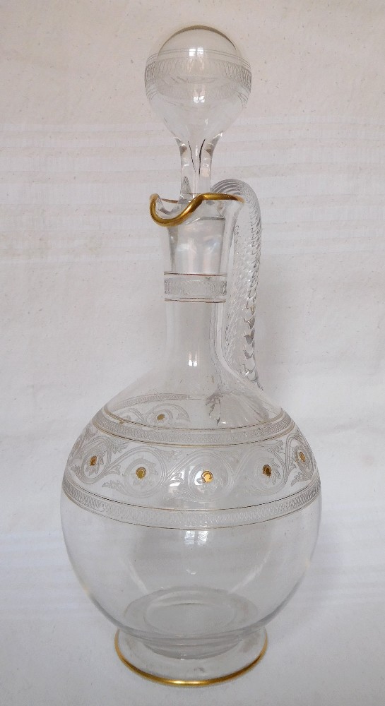 Carafe à vin / aiguière en cristal de Baccarat rehaussée à l'or fin, modèle gravure Athénienne