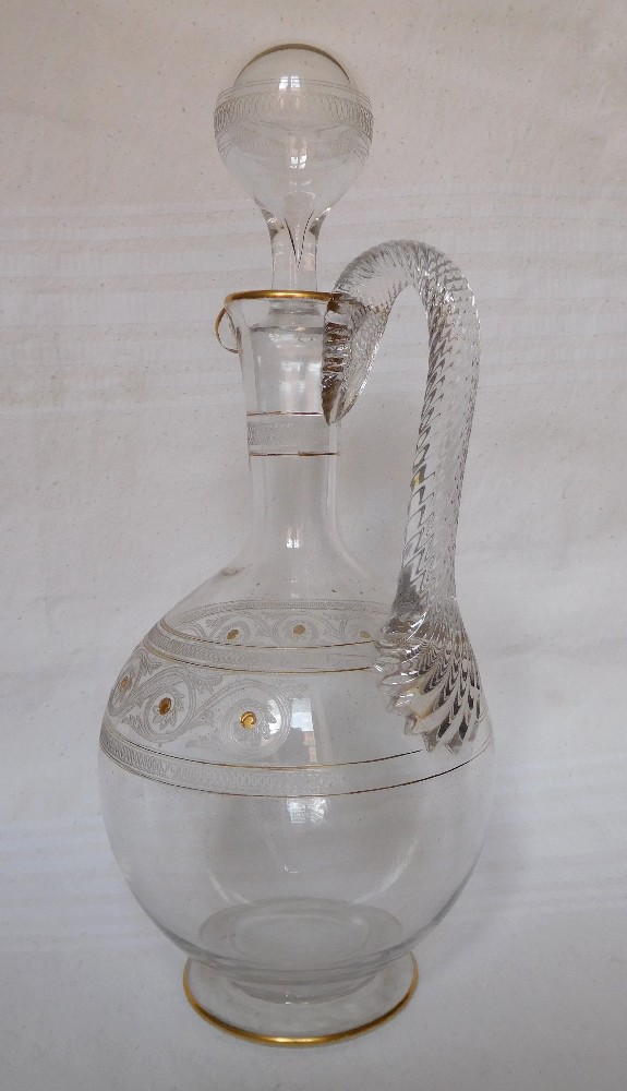 Carafe à vin / aiguière en cristal de Baccarat rehaussée à l'or fin, modèle gravure Athénienne