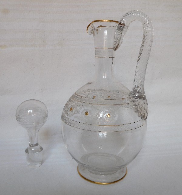 Carafe à vin / aiguière en cristal de Baccarat rehaussée à l'or fin, modèle gravure Athénienne