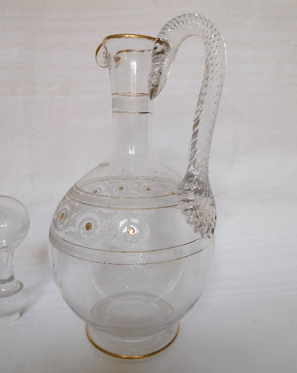 Carafe à vin / aiguière en cristal de Baccarat rehaussée à l'or fin, modèle gravure Athénienne