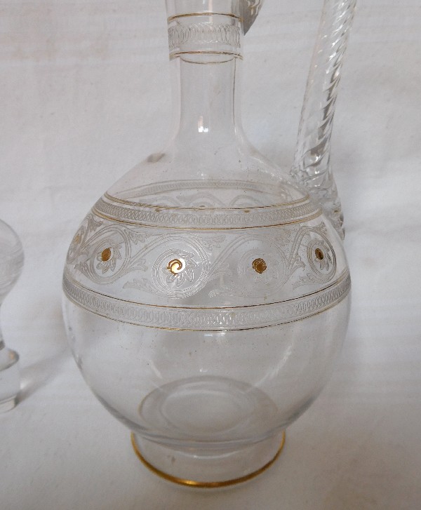 Carafe à vin / aiguière en cristal de Baccarat rehaussée à l'or fin, modèle gravure Athénienne