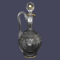 Carafe / aiguière en cristal de Baccarat, modèle à gravure athénienne réhaussée d'une dorure à l'or fin