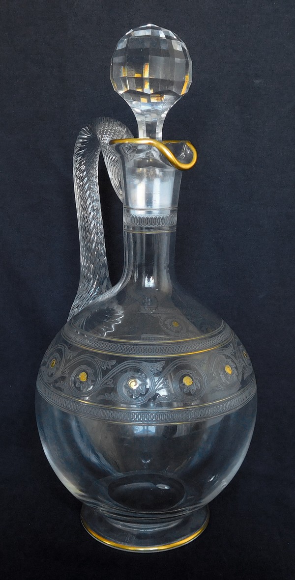 Carafe / aiguière en cristal de Baccarat, modèle à gravure athénienne réhaussée d'une dorure à l'or fin