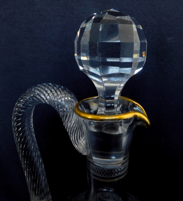 Carafe / aiguière en cristal de Baccarat, modèle à gravure athénienne réhaussée d'une dorure à l'or fin