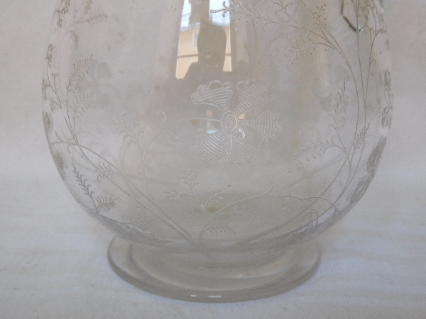 Carafe à vin ou aiguière en cristal de Baccarat gravé