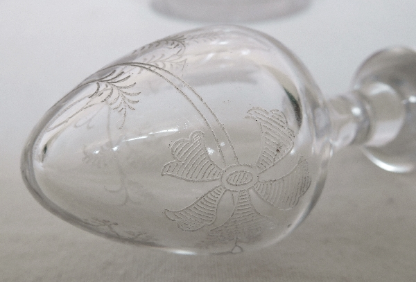 Carafe à vin ou aiguière en cristal de Baccarat gravé