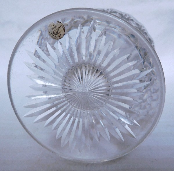 Carafe à vin / aiguiere en cristal de Baccarat richement taillé - étiquette papier