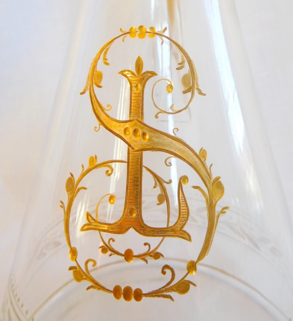 Luxueuse aiguière carafe à vin en cristal de Baccarat gravé et doré, monogramme SL