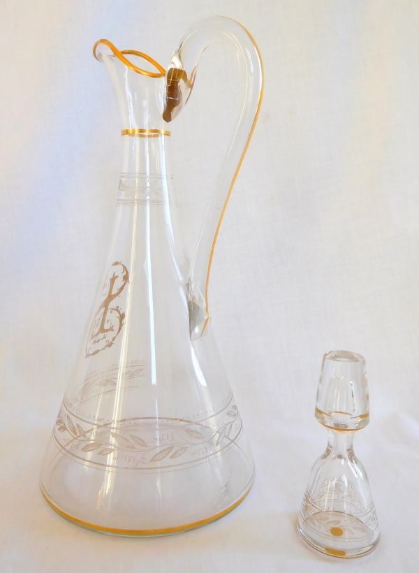 Luxueuse aiguière carafe à vin en cristal de Baccarat gravé et doré, monogramme SL