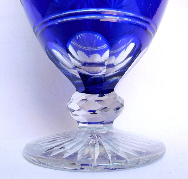 Aiguière ou carafe en cristal de Saint Louis, cristal taillé overlay bleu