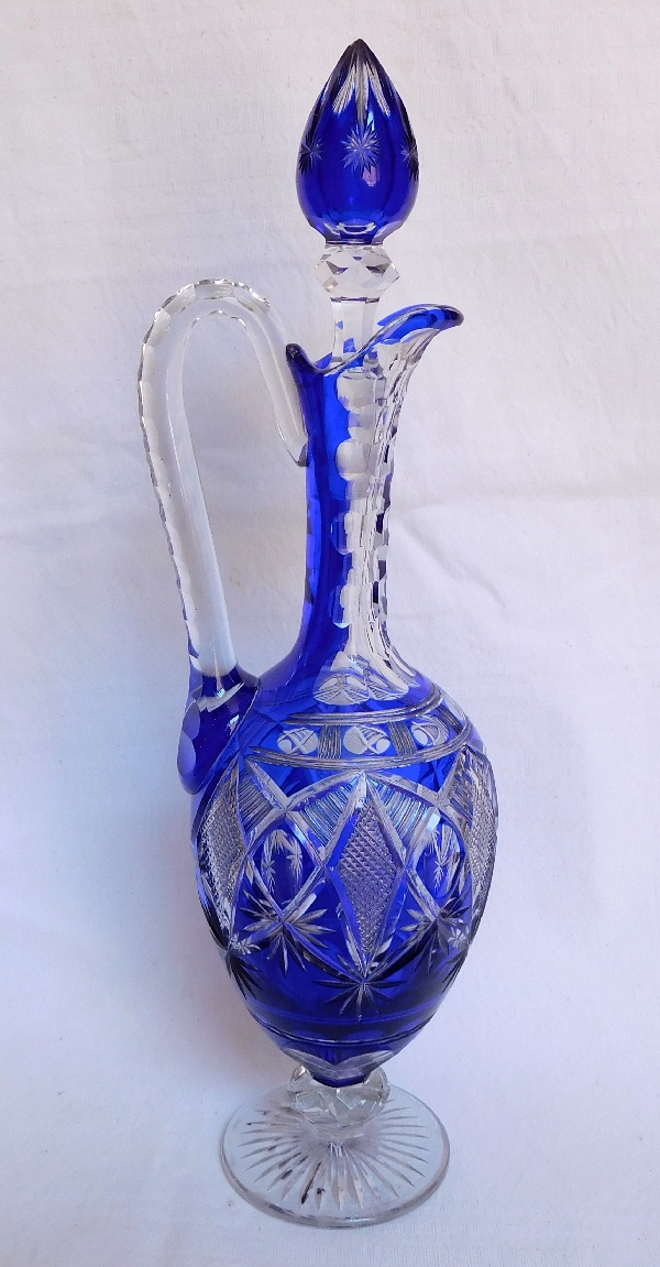 Aiguière ou carafe en cristal de Saint Louis, cristal taillé overlay bleu