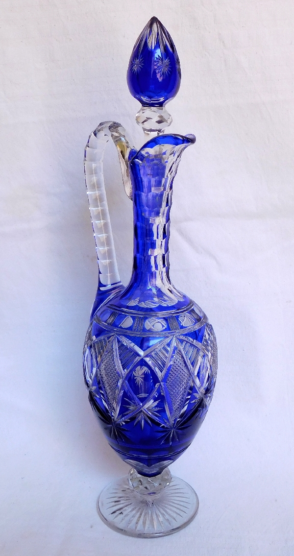 Aiguière ou carafe en cristal de Saint Louis, cristal taillé overlay bleu