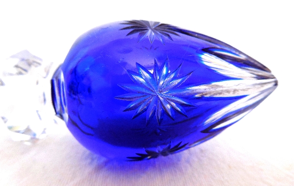 Aiguière ou carafe en cristal de Saint Louis, cristal taillé overlay bleu