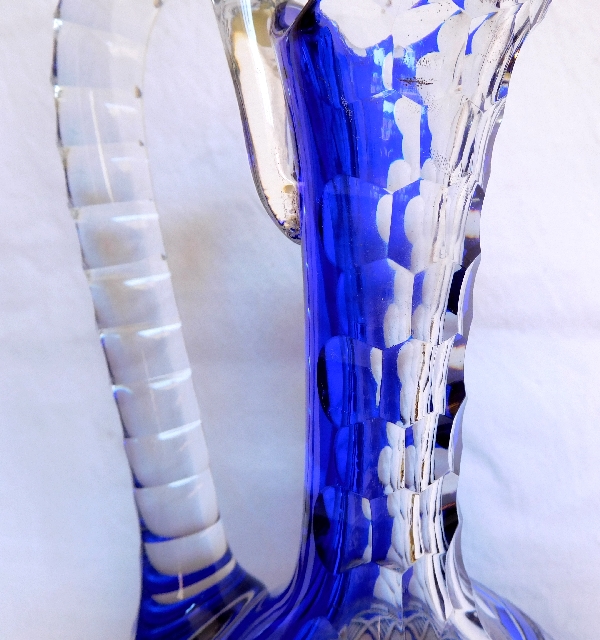 Aiguière ou carafe en cristal de Saint Louis, cristal taillé overlay bleu