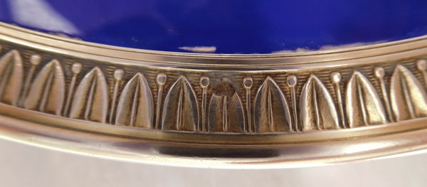 Assiette en cristal de Baccarat bleu cobalt cerclée d'argent massif (vermeil), poinçon Minerve