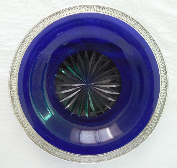 Plat en cristal de Baccarat bleu cobalt monté argent massif, style Empire, poinçon Minerve