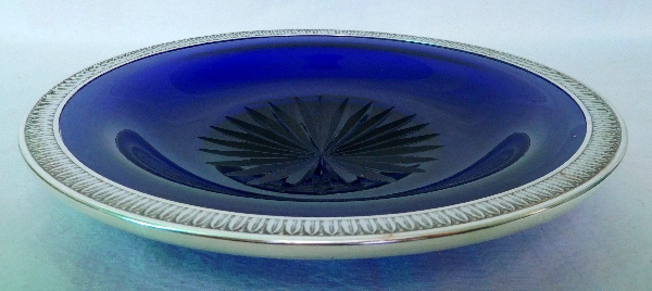 Plat en cristal de Baccarat bleu cobalt monté argent massif, style Empire, poinçon Minerve