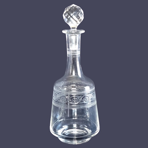Carafe à vin en cristal de Baccarat, modèle gravure athénienne cylindrique - 27,5cm