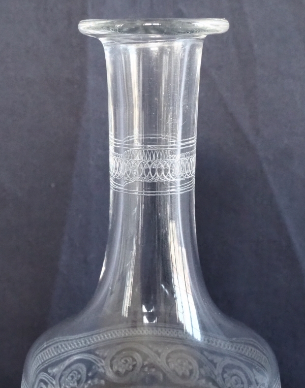 Carafe à vin en cristal de Baccarat, modèle gravure athénienne cylindrique - 27,5cm