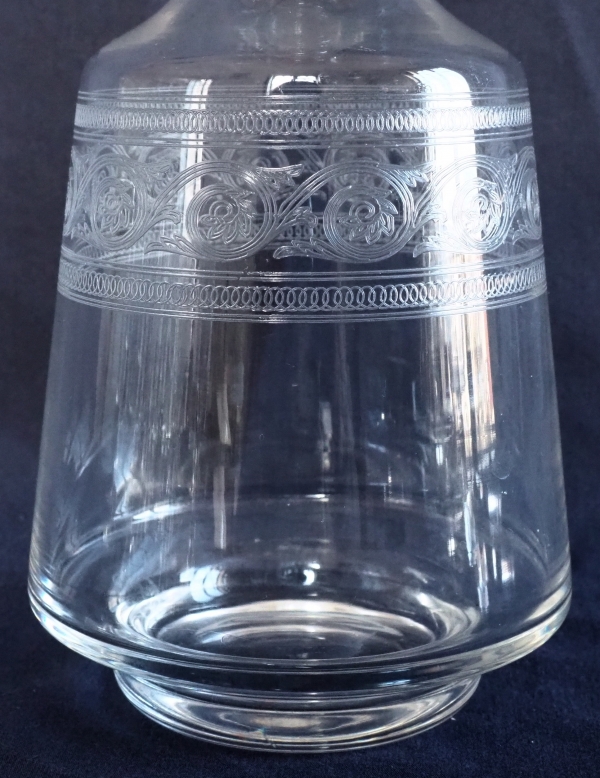 Carafe à vin en cristal de Baccarat, modèle gravure athénienne cylindrique - 27,5cm