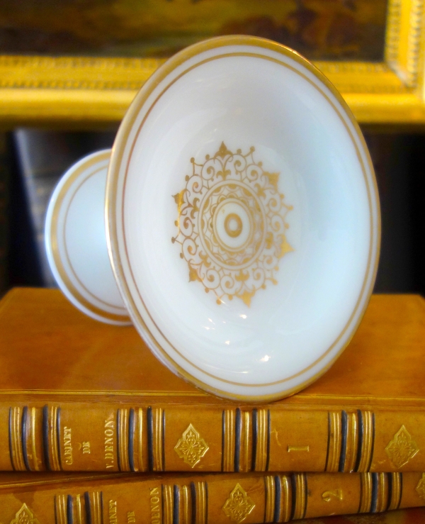 Baccarat crystal ring holder, white opaline enhanced with fine gold - 19th century