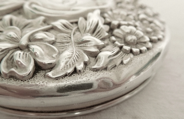 Boîte à poudre en cristal de Baccarat taillé, couvercle en argent massif et vermeil