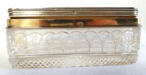 Boîte rectangulaire de style Louis XVI en cristal taillé, argent massif et vermeil - poinçon Minerve