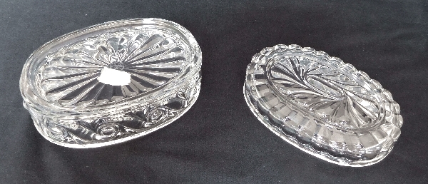 Boîte / bonbonnière ovale en cristal de Baccarat, modèle à la Russe - signée