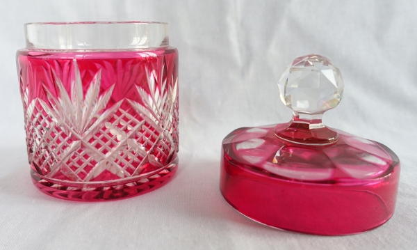 Boîte à poudre en cristal de Baccarat, cristal overlay rouge rose, modèle Douai - étiquette papier