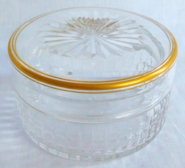 Boîte à poudre en cristal de Baccarat, modèle Nancy rehaussé de filets or - étiquette